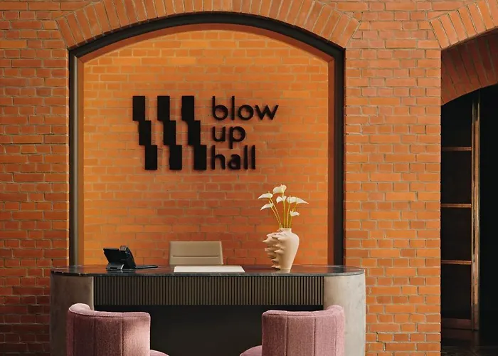 Otel Blow Up Hall