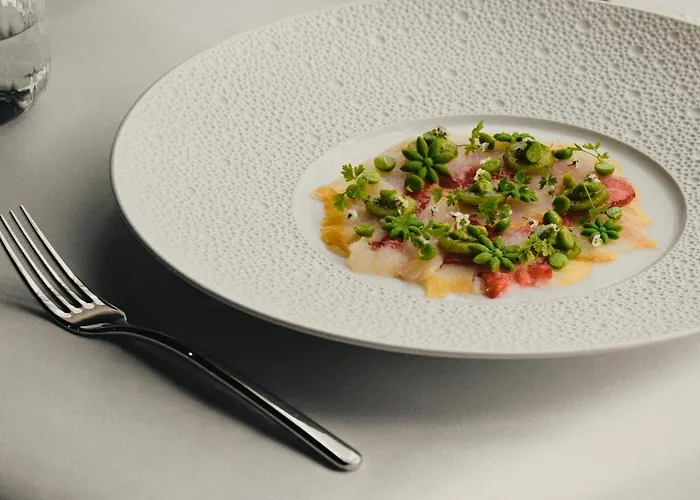 Отель Blow Up Hall 5*